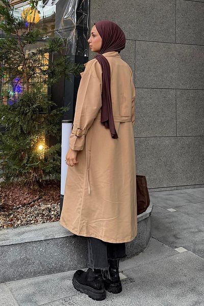 lamelif.com Καμπαρντίνα σε στυλ Camel με λεπτομερή ζώνη μπράτσου
