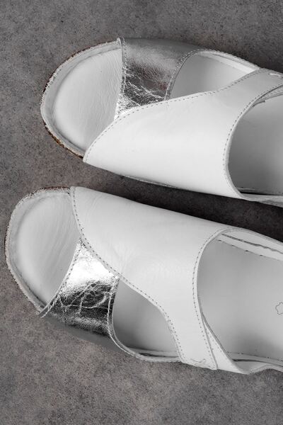 Lal Shoes & Bags Linsas Жіночі шкіряні капці з деталями у вигляді клітки, двоколірні - білі