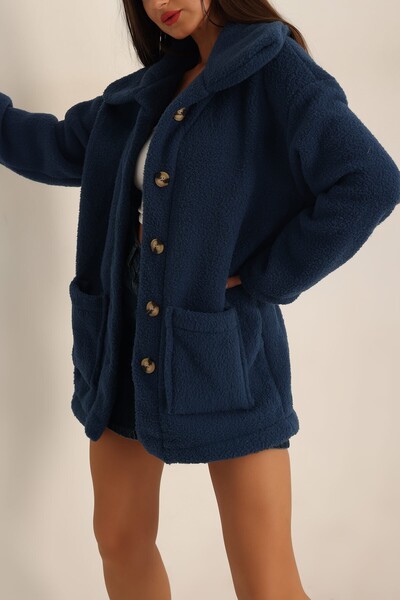 Vuslat سترة من القطيفة ذات ياقة كبيرة الحجم باللون الأزرق الداكن ومبطنة من الداخل والخارج