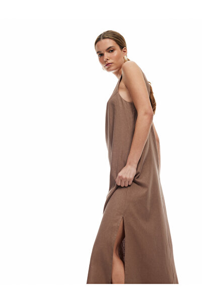 Koton Αμάνικο μακρύ λινό φόρεμα με λεπτομέρεια στο πίσω παράθυρο και σκίσιμο ...