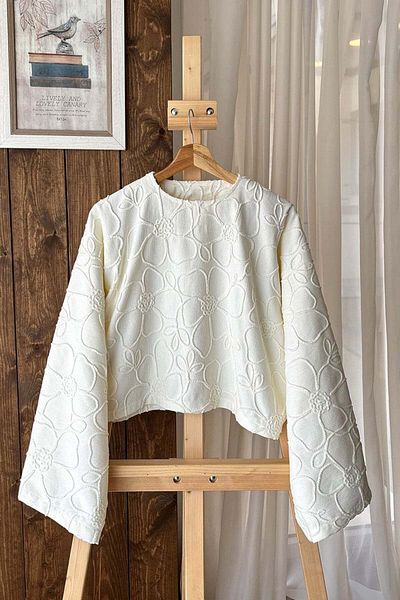 Ceylan Otantik Ecru Flower Detail Bat Sleeve Crop