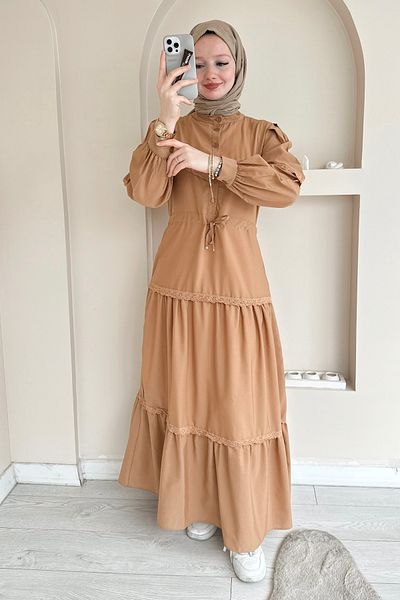 ButikMoor MO334 Φόρεμα Camel με γιακά Judge με δαντέλα