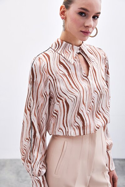 Sateen Kol Aksesuarlı Desenli Bluz - Camel