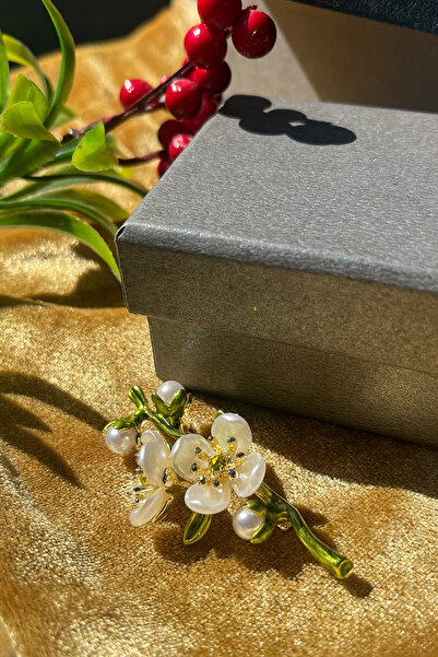 İZEV VAKFI Yeşil Dalda Beyaz Çiçekler Broş