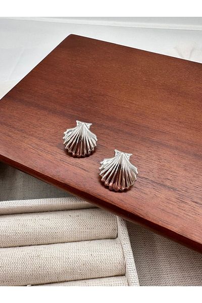 Jerie Mini Size Serrated Plate Oyster Earrings