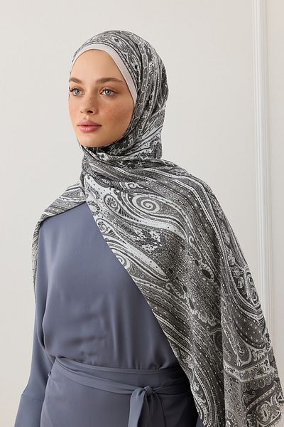 Qef   Deluxe Summer Shawl - Gray Noa Model