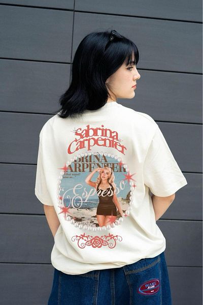 Minga London Sabrina Carpenter Brown Espresso Album Μπροστινό / Πίσω Μπεζ μπλουζάκι με στάμπα -mingalondon