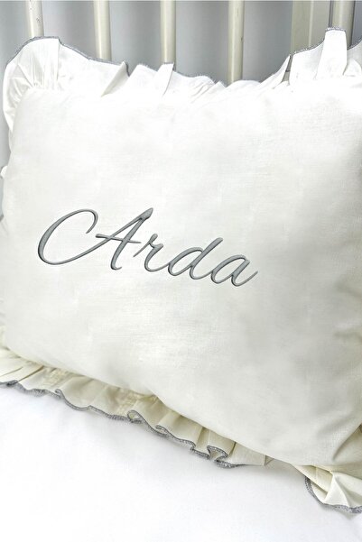 Messido Kişiye Özel Nakışlı İsimli Bebek Yastığı – Fırfırlı, 35x45 cm Bebek Yastık Yumuşak & Şık Tasarım