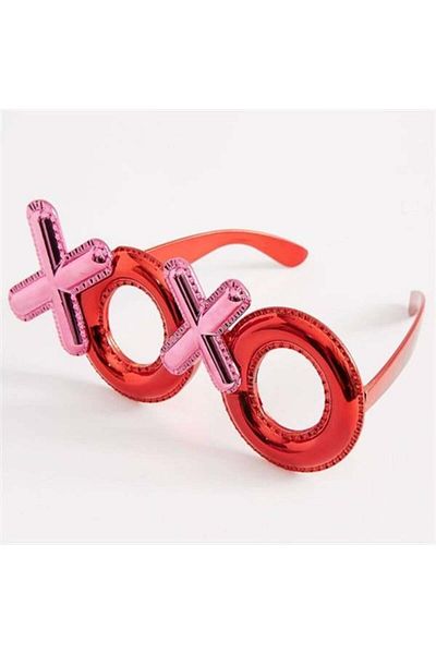 Store نظارة حفلات XOXO مكتوبة باللون الأحمر