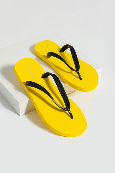 Bermody Men's Comfortable Flip Flops Yellow Basic Beach Slippers Flipflops