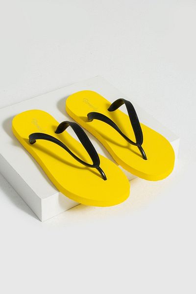 Bermody Men's Comfortable Flip Flops Yellow Basic Beach Slippers Flipflops