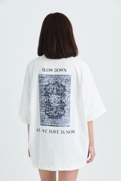 fame-stoned I'm What I'm Slow Down, All We Have Is Now Printed Unisex 100% βαμβακερό λευκό μπλουζάκι