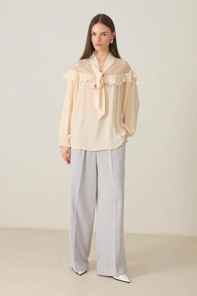 Setre Μακρυμάνικη μπλούζα με δαντέλα και λεπτομέρεια με κορδόνια σε βουτυρία χρώμα