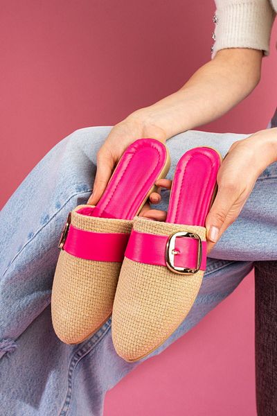 FUGA MODA Παντόφλες Pedry Fuchsia με χρυσή αγκράφα με ψάθινη υφή κλειστή μπροστά