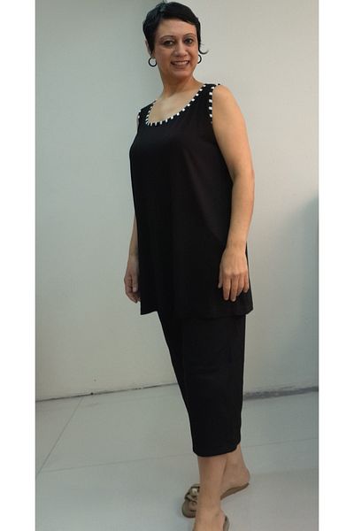 Mertcan Butik تفاصيل الأنابيب باللونين الأبيض والأسود، طقم علوي من القطن الممشط بطول كابري مع جيوب وحزام سميك
