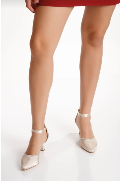 FİYANA SHOES حذاء سهرة أنيق مصنوع من مادة الساتان مع أحجار أمامية