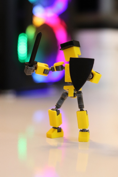 Dummy SARI MİNİ DUMMY13 - مجسم الحركة المتحركة يتضمن السيف والدرع