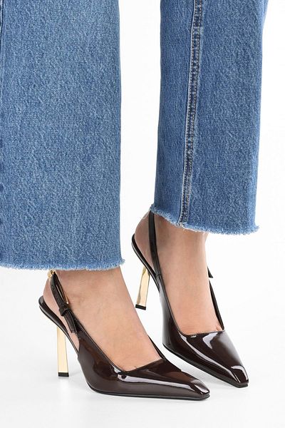 Shoeberry Damen Laurend Bitter Brown Lackleder Stiletto mit stumpfer Zehenpartie und Gürtel
