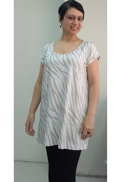 Mertcan Butik تي شيرت محبوك بأكمام منخفضة مع طباعة إكرو كريمية مقاس كامل