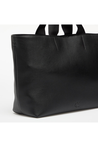 Calvin Klein Kadın Geniş İç Hacimli Fermuarlı İç Bölmeli Çıkarlılabilir ve Ayarlanabilir Omuz Askılı Siyah Omuz Ç