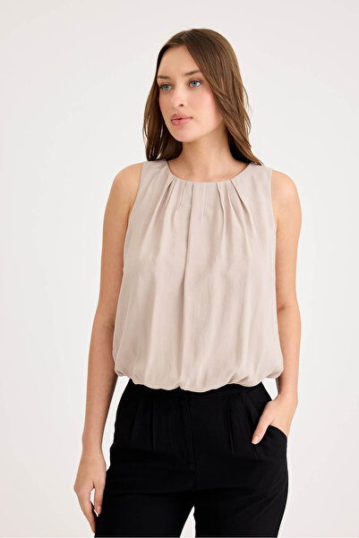 Vitrin Pleated Front Zero Sleeve Skirt Hem Elastic Blouse