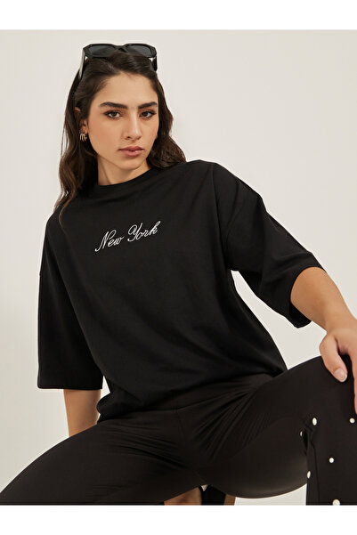 Styli تي شيرت كبير الحجم برقبة دائرية وشعار مطرز