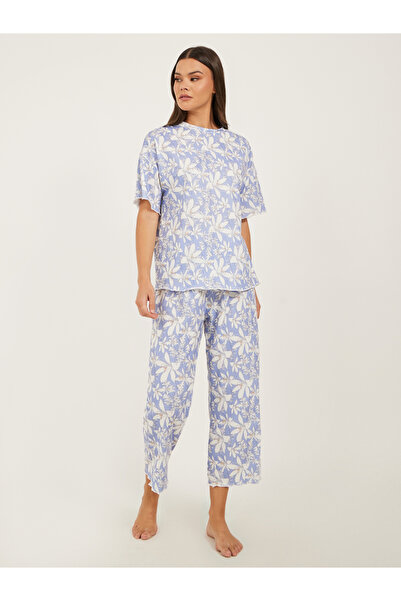 Styli طقم تي شيرت بحافة خس مطبوعة بالزهور مع بيجامة كابري
