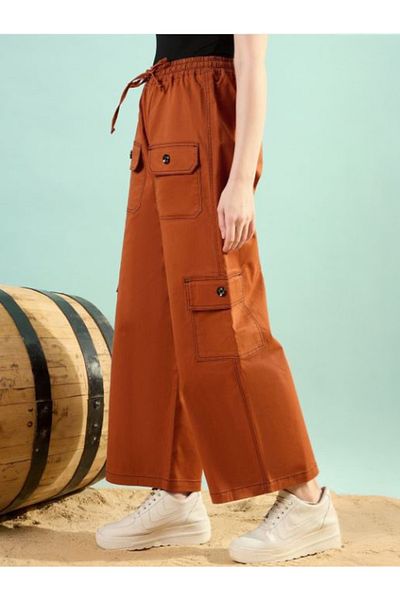 Kassually By Styli بنطلون كارغو سادة متوسط الارتفاع مع تفاصيل أزرار