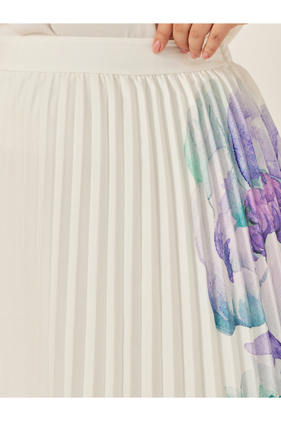 Styli Plus Size Printed A-Line Midi Skirt with Pleated Detail