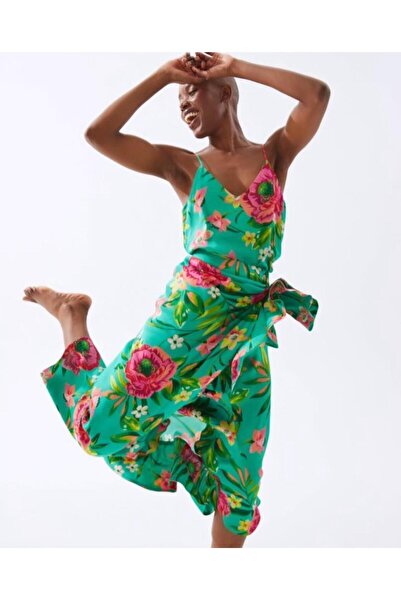 Kupa Kızı Mar de Moda Bahar Çiçekleri Desenli Yeşil İpek Saten Volanlı Yırtma...