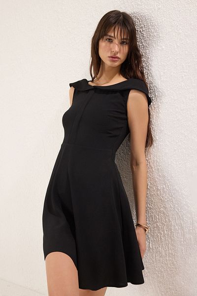 Trendyol Collection Μαύρο ίσιο στρίφωμα Μίνι υφαντό φόρεμα με ανοιχτή μέση TWOSS25EL00130