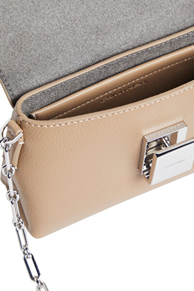 Calvin Klein CK PLAQUE SM CROSSBODY W/CHAIN