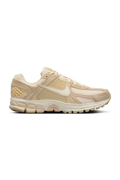 Nike NIKE ZOOM VOMERO 5 SDE-Technologie, die einen Kopfhörer mit Sport-Kletterausrüstung und Hirschen schlägt