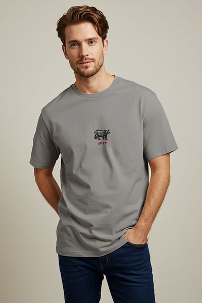 Trendyol Collection Γκρι υπερμεγέθη μπλουζάκι με κέντημα από μακριά Ανατολή και αρκούδα - 100% ύφασμα TMNSS24TS00055