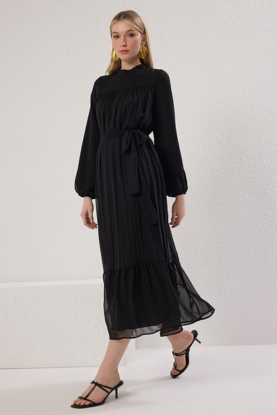 Trendyol Modest Schwarzes, gewebtes, plissiertes Chiffon-Kleid mit Gürtel TCTSS25EB00098