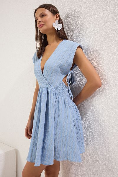 Trendyol Collection Blaues, gewebtes Mini-Strandkleid mit Ausschnitt/Fenster und Leinenmischung TBESS24EL00075