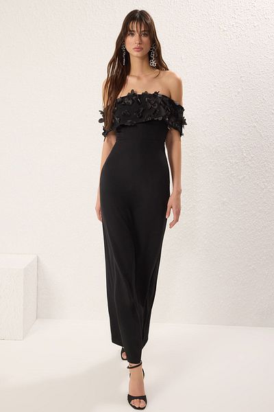 Trendyol Collection Schwarzes, gerades, gerades, gewebtes Finike-Maxikleid mit Blumenapplikationen und Heimkehrkleid