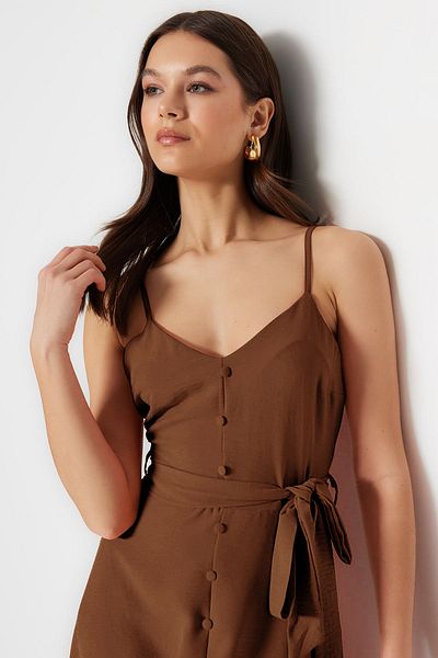 Trendyol Collection Καφέ μάξι φόρεμα με βολάν και λεπτομέρεια με κουμπιά σε γραμμή Α - TWOSS23EL02271