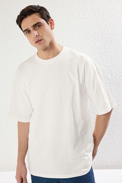 Trendyol Collection Ecrufarbenes, übergroßes Baumwoll-T-Shirt mit Animal-Print – TMNSS25TS00117