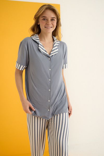 Trendyol Collection Grau gestreiftes Pyjama-Set mit Hemdkragen und weichem Strickmuster THMSS25PT00412