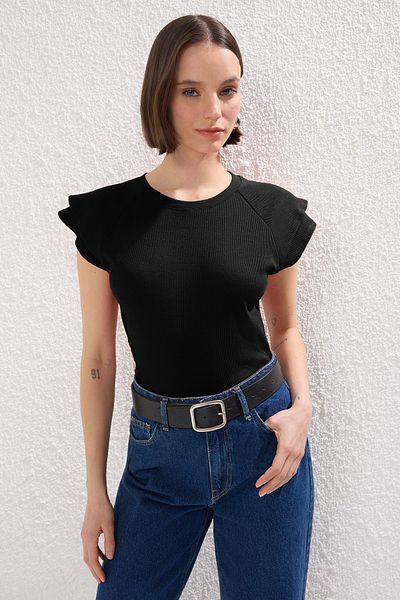 Trendyol Collection Schwarze Strickbluse mit gerüschten Ärmeln – TWOSS25BZ00483