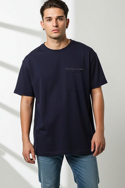 Trendyol Collection Μπλουζάκι μπλουζάκι 100% βαμβακερό TMNSS25TS00056, μπλουζάκι με κέντημα με κέντημα με λαιμόκοψη σε μπλε ναυτικό