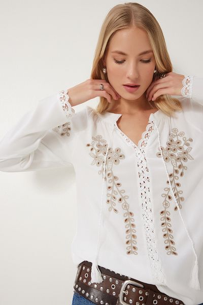 Happiness İstanbul Weiße, romantisch bestickte, gewebte Damenbluse ES00177