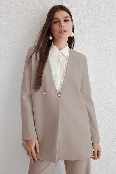 Trendyol Modest Beigefarbener, mit Perlen verzierter Jacken-Hosen-Anzug mit gewebtem Oberteil und Unterteil TCTSS25US00008