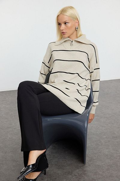 Trendyol Modest Steingestreifter Strickpullover mit Umlegekragen und Reißverschlussdetail TCTAW25AK00064