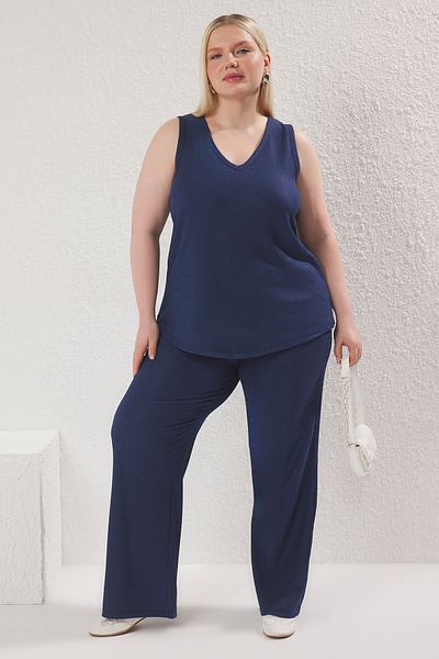 Trendyol Curve Marineblauer, strukturierter Anzug mit V-Ausschnitt in Übergröße – TBBSS25CP00020