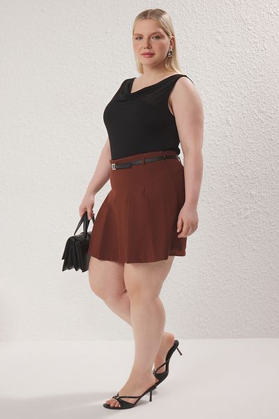 Trendyol Curve Brauner, plissierter, gewebter Shorts-Rock mit hoher Taille und Gürtel in Übergröße TBBSS25AP00013
