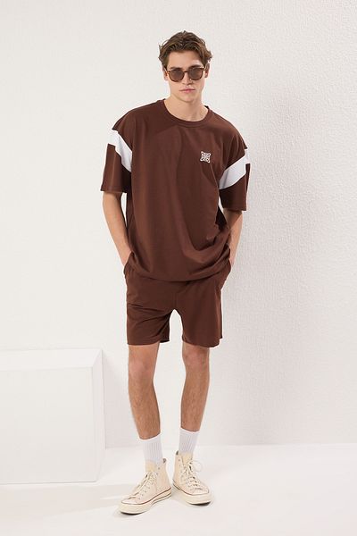 Trendyol Collection Υπερμεγέθη καφέ αθλητική φόρμα - Κανονική λεπτομέρεια πάνελ TMNSS25EM00008