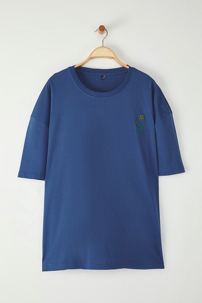Trendyol Collection Indigo Plus Size besticktes Baumwoll-T-Shirt – TMNSS25BF00024