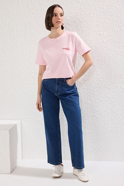 Trendyol Collection Μπλουζάκι με ροζ σλόγκαν με κανονική εφαρμογή TWOSS25TS00159
